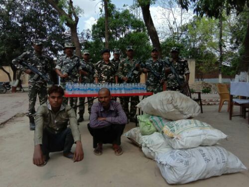 एसएसबी व पुलिस द्वारा 930 शीशी सौंफी शराब के साथ दो गिरफ्तार। रिपोर्ट :- पंकज कुमार सिंह।