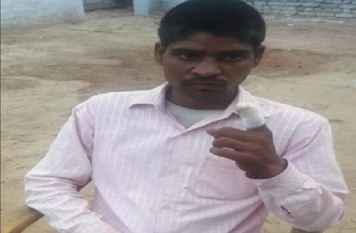 हाथी की जगह गलती से दब गया कमल का बटन, बसपा समर्थक ने अफसोस में काट ली अपनी अंगुली