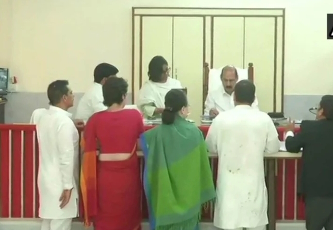 राहुल गांधी के नामांकन पत्र की वैधता पर फैसला आज