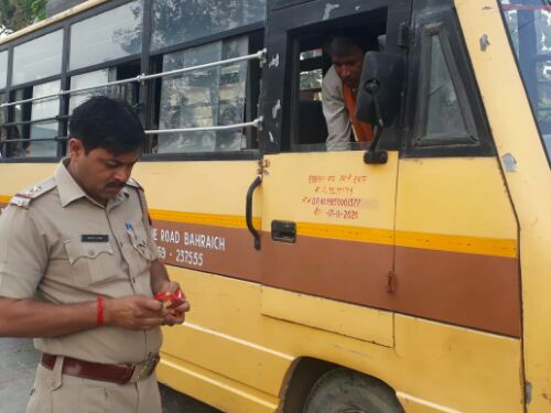 अपर पुलिस महानिदेशक यातायात उत्तर प्रदेश लखनऊ के आदेश के अनुपालन में श्रीमान पुलिस अधीक्षक महोदय डॉ गौरव ग्रोवर के निर्देशन में प्रभारी यातायात मय हमर