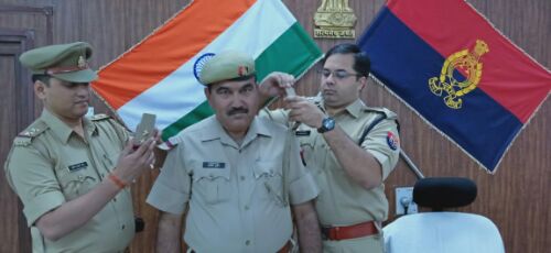 HCP से उ0नि0 पद पर प्रोन्नत होने पर पुलिस अधीक्षक महोदय द्वारा स्टार लगाकर दिया गया बधाई।