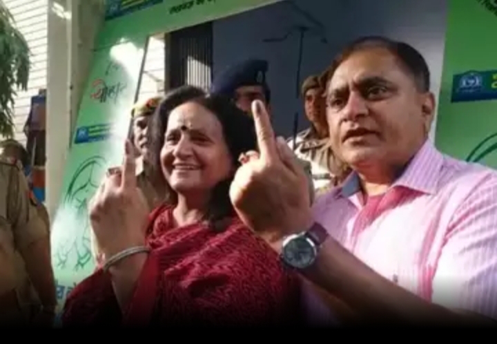 लाइन में खड़े होकर DGP ओपी सिंह ने पत्नी संग डाला वोट
