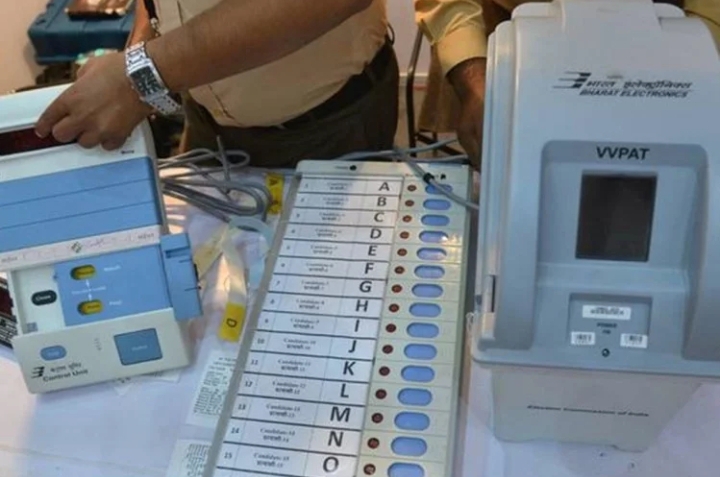 ईवीएम से जुड़ा भ्रामक वीडियो पोस्ट करना पड़ा भारी, डीएम ने लिया सख्त एक्शन
