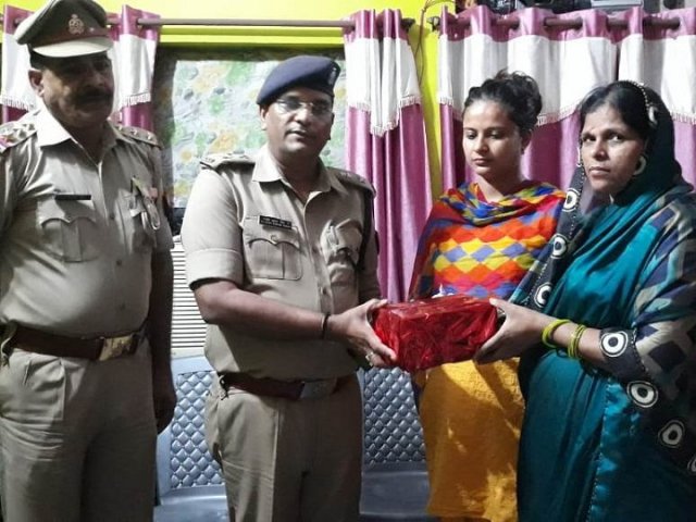 मथुरा पुलिस ने किया सड़क दुर्घटना में मारे गए सिपाही की बेटी का कन्यादान, दिए छह लाख रुपये