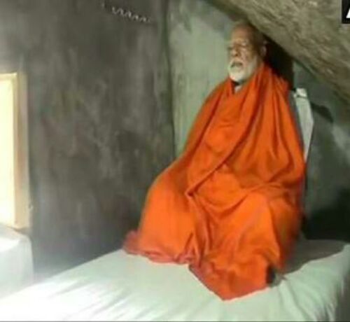 केदारनाथ धाम की गुफा में साधना में लीन हुए पीएम मोदी* प्रधानमंत्री मोदी केदारनाथ में 12000 फीट ऊंची पर साधना करते हुए
