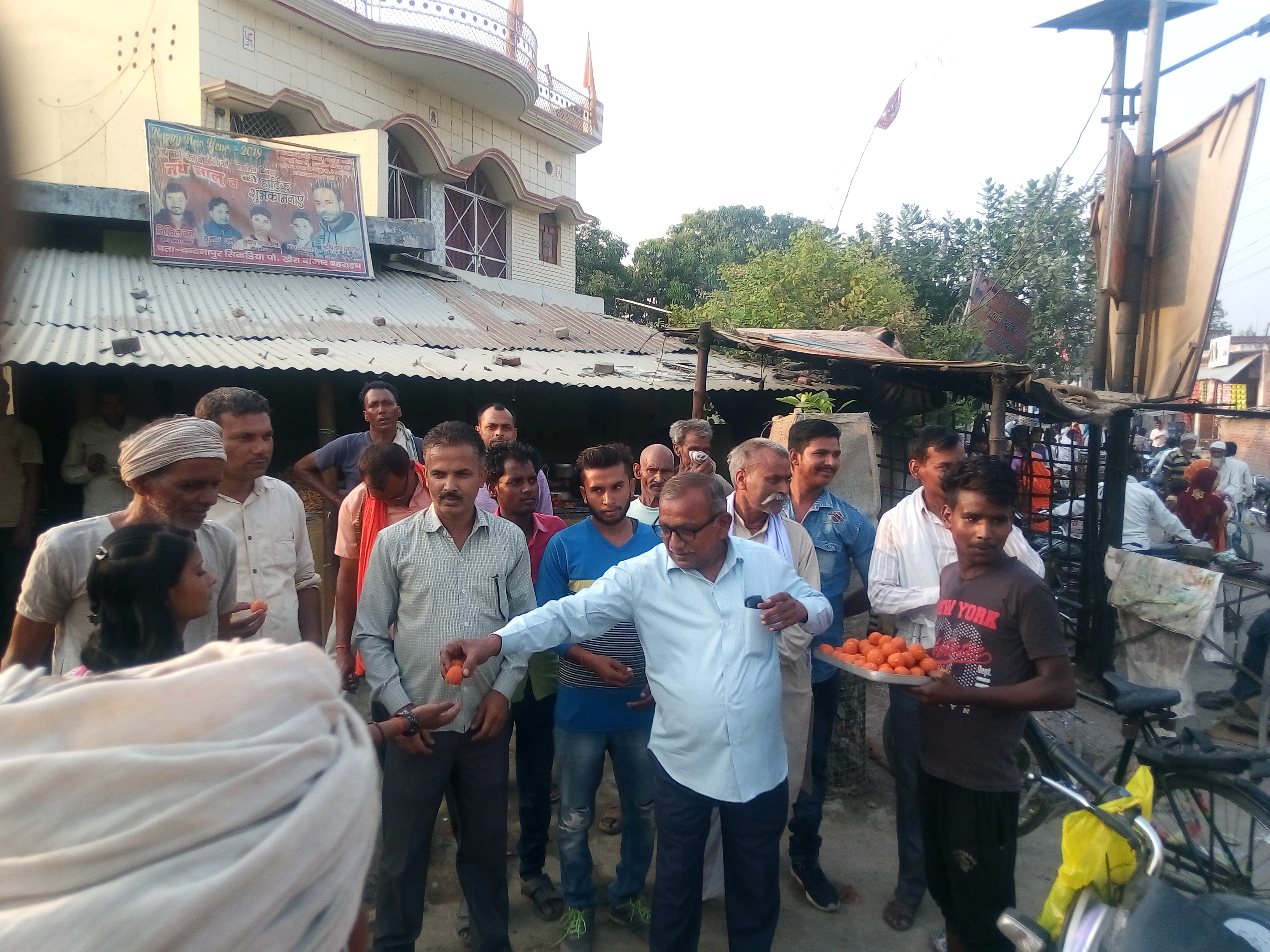 बहराइच कहीं लड्डू तो कहीं पेड़ा  बांटकर मनाया जा रहा प्रधानमंत्री मोदी की जीत का जश्न रिपोर्ट :-दीपक कुमार