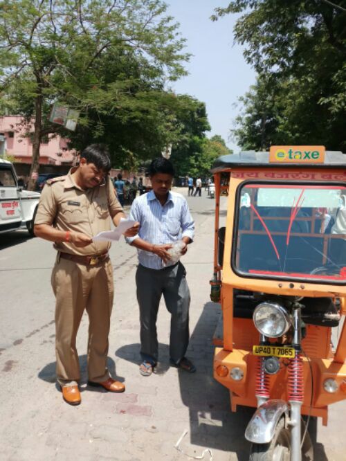 नाबालिग आटो रिक्शा चालकों के बिरुद्ध अभियान चलाकर 15000/रु जुर्माना वसूला गया। रिपोर्ट :- पंकज कुमार सिंह।