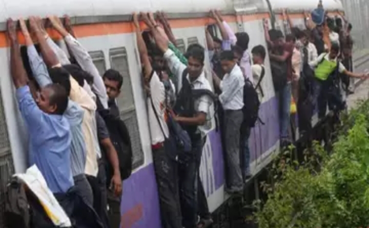 ट्रेन के जनरल कोच की भीड़ में फंसकर युवती की मौत