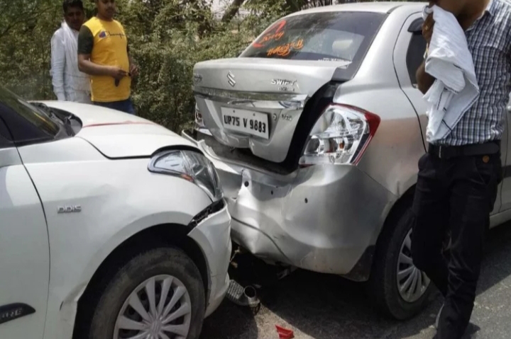बाल-बाल बचे कैबिनेट मंत्री, आपस में टकराईं काफिले की कई गाड़ियां