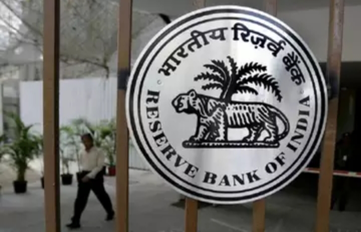 RBI का तोहफा! ब्याज दरों में हुई 0.25% की कटौती, अब इतनी कम होगी आपकी EMI