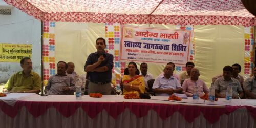 बहराइच जिले के प्रसिद्ध डॉक्टर सर्वेश शुक्ला ने जलवा रोड में फ्री इलाज का लगाया कैंप।।   रिपोर्ट :- पंकज कुमार सिंह।