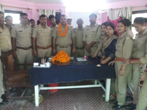कोतवाल कैसरगंज संतोष कुमार सिंह के अचानक ट्रांसफर की खबर सुनकर लगभग में हर ग्राम सभा के  लोग पहुँचे 