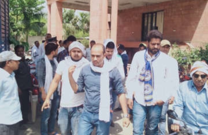 भीम आर्मी और बसपा कार्यकर्ता आपस में भिड़े, चली कुर्सियां