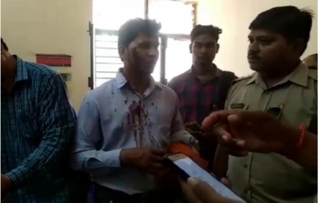 दिनदहाड़े गोली मारकर 17 लाख रुपये लूटे