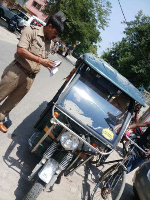 ऑटो रिक्शा चालकों के विरुद्ध अभियान चलाकर 7200 रु0 जुर्माना वसूला गया।।  रिपोर्ट :- पंकज कुमार सिंह।