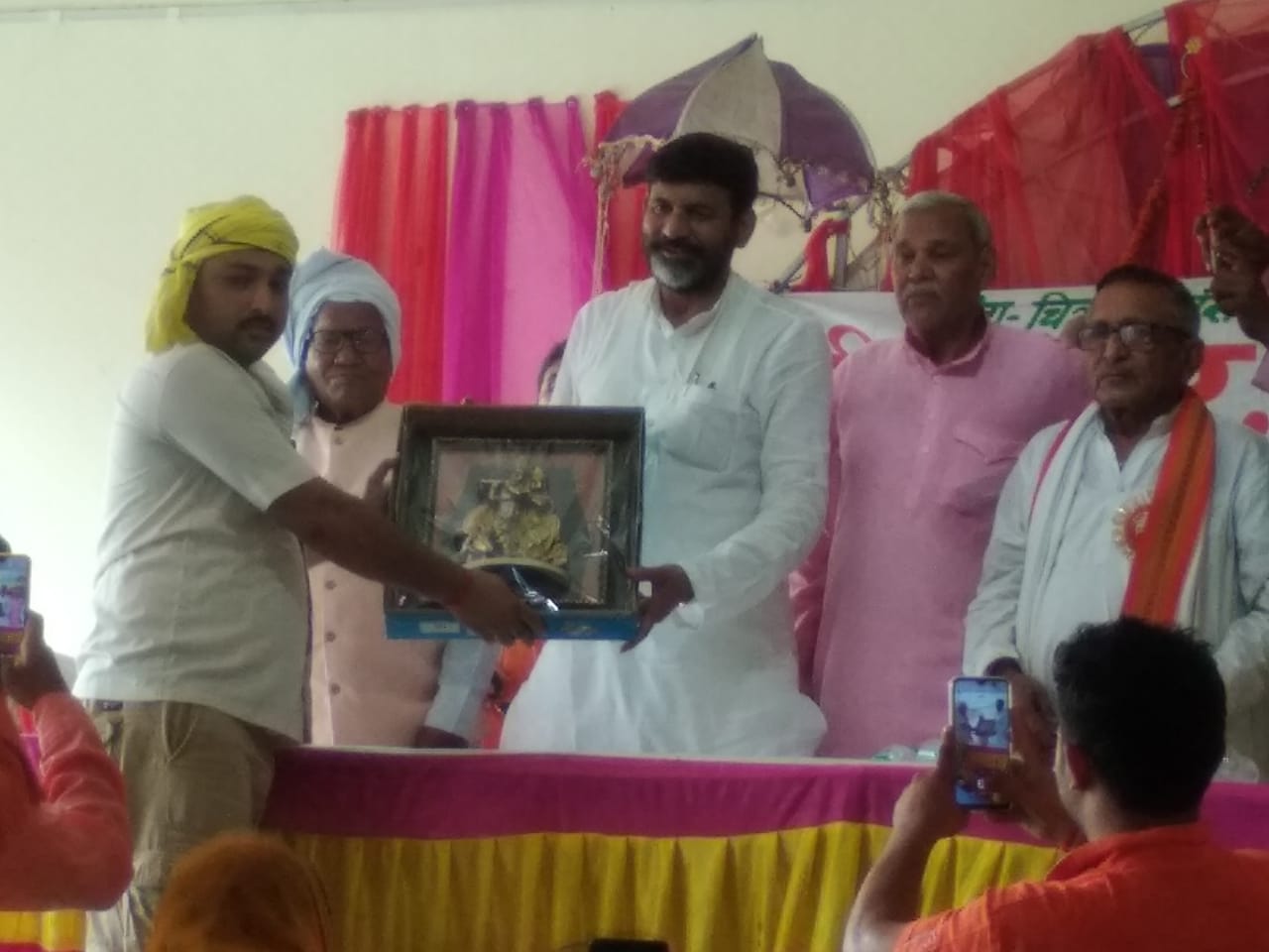बाँदा चित्रकूट सांसद बनने के बाद आज पहली बार बबेरु आये कार्यकर्ताओ ने किया भव्य स्वागत