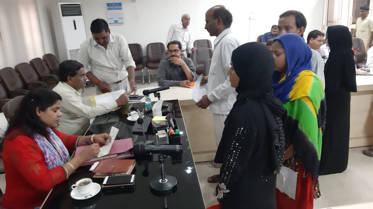 एडीएम प्रशासन व एसीएम द्वितीय ने जनता दरबार में सुनी जनता की समस्याएं, संबंधित अधिकारियों को समस्याओं को गुणवत्तापूर्ण निस्तारण करने दिए निर्देश