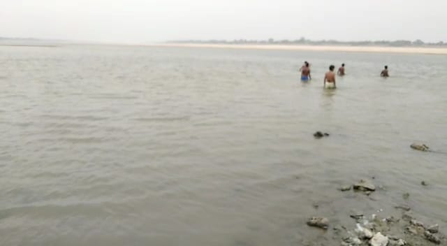 बाँदा के मरका थाना क्षेत्र में यमुना नदी में डूबी तीसरी बच्ची का भी शव तैरते मिला 