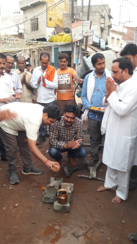 Aligarh:-आरसीसी सड़क एवं साइट पटरी इंटरलॉकिंग का एसडीएम अतरौली व नगर पालिका अध्यक्ष ने किया उद्धघाटन