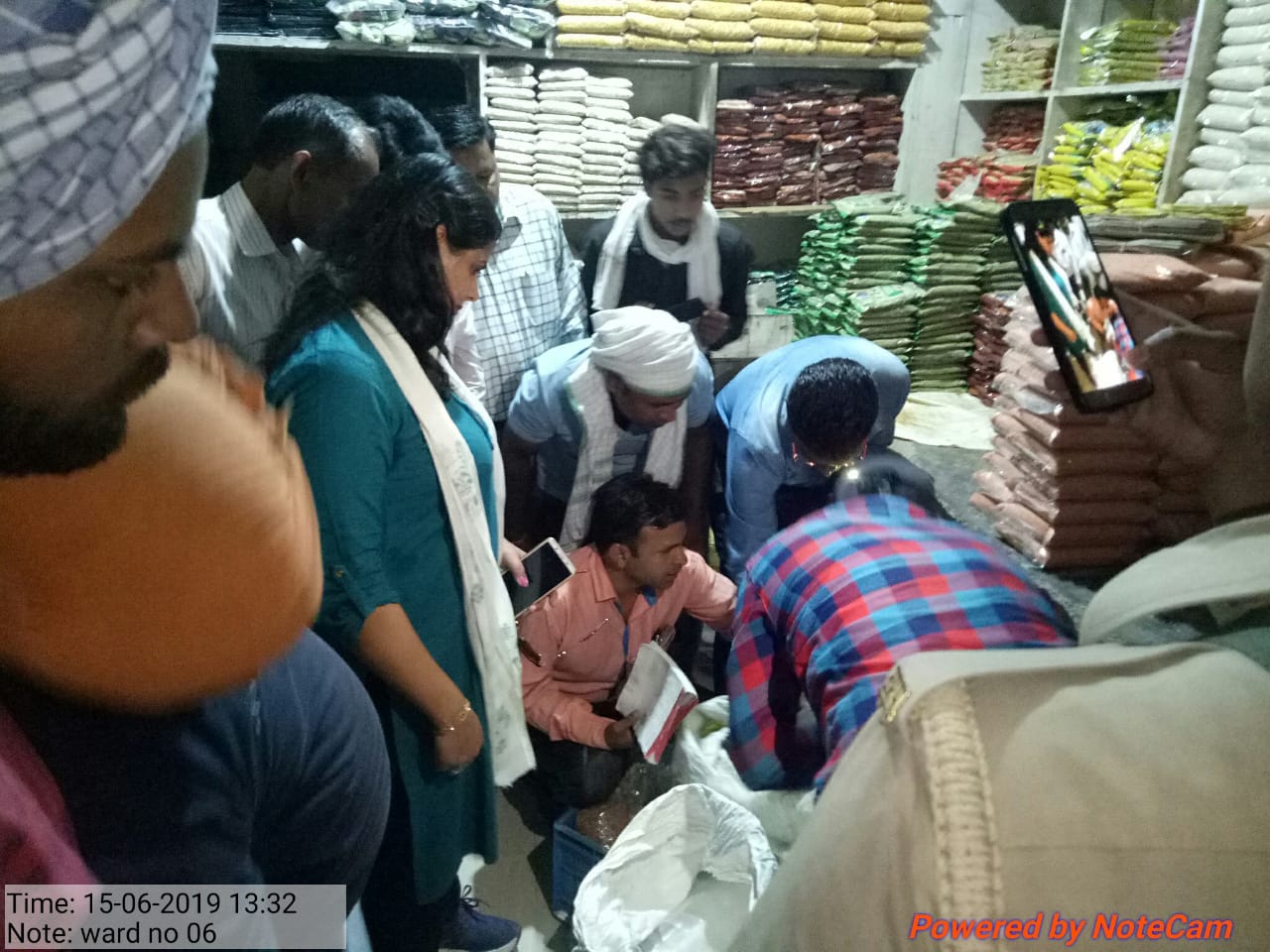 अलीगढ़:-पॉलिथीन विक्रेताओं पर नगर निगम और जिला प्रशासन की बड़ी कार्रवाई