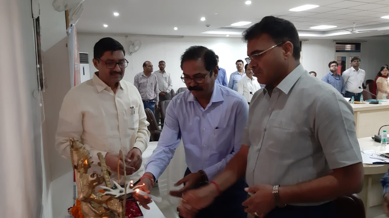 अलीगढ़:-उत्तर प्रदेश राज्य ग्रामीण आजीविका मिशन के अंतर्गत जिलाधिकारी ने किया जिला स्तरीय बैंकर्स सेन्सीटाइजेशन कार्यशाला का उद्घाटन