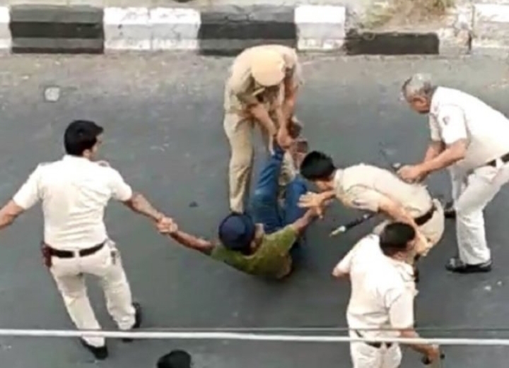 सिख ड्राईवर पिटाई मामला: मुखर्जी नगर थाने का घेराव, भारी संख्या में फोर्स तैनात, गृह मंत्रालय ने मांगी रिपोर्ट