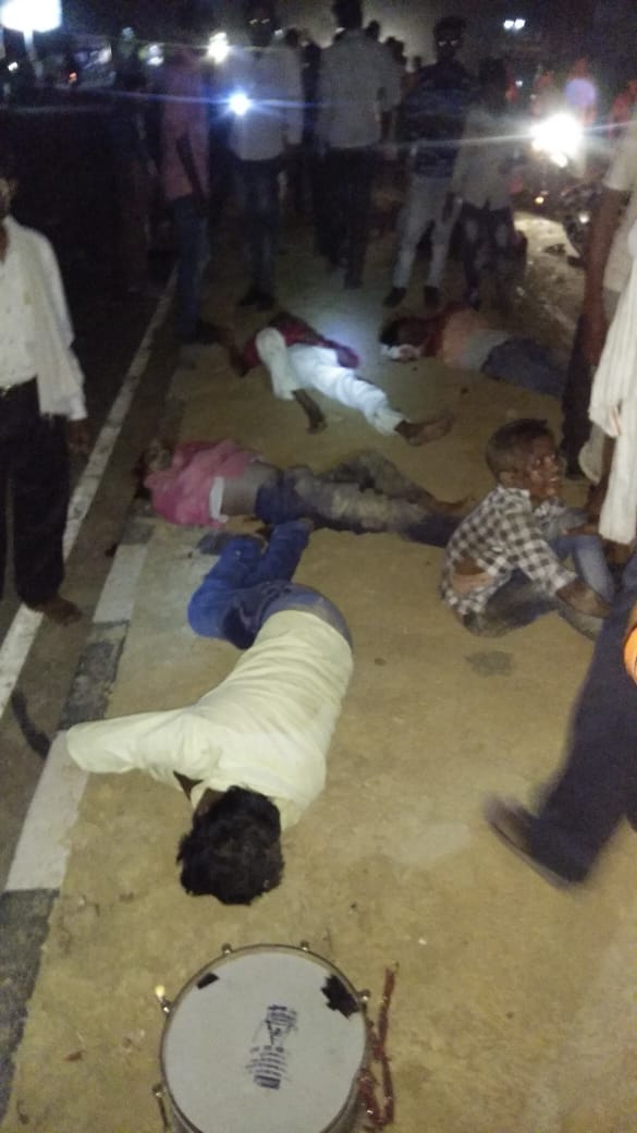 सीतापुर-लखीमपुर रोड पर बरात‍ियों को लेकर जा रही ट्रैक्‍टर-ट्राली ओर टैंकर में जोरदार टक्‍कर
