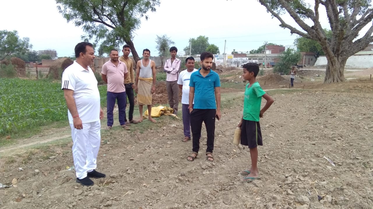 जिलाधिकारी का आदेश पर मुख्य विकास अधिकारी के निर्देशन में सभी अधिकारी गांव-गांव जा कर कर रहे हैं शौचलय प्रयोग के लिए जागरुक
