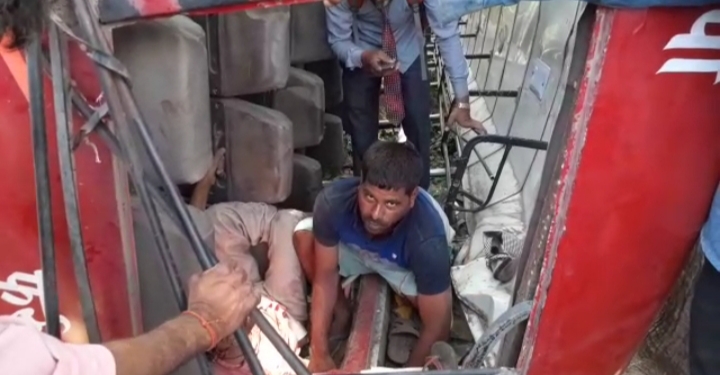 रोडवेज बस दर्घटना ग्रस्त होकर पलटी, 2 दर्जन के लगभग बस में सवार यात्री हुए घायल