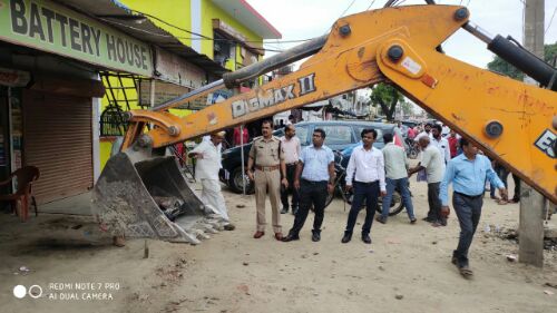 बहराइच पुलिस द्वारा किया गया पैदल गस्त हटवाया गया अतिक्रमण ...नसीम खान....
