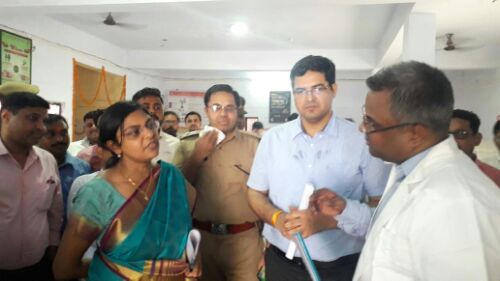 बहराइच:- कैसरगंज तहसील दिवस पर मण्डलायुक्त ने किया गौशाला , सी0 एच0 सी फखरपुर का निरीक्षण व ग्राम सभा सोगहना मे लगाई चौपाल।।  रिपोर्ट :- पंकज कुमार सिंह।
