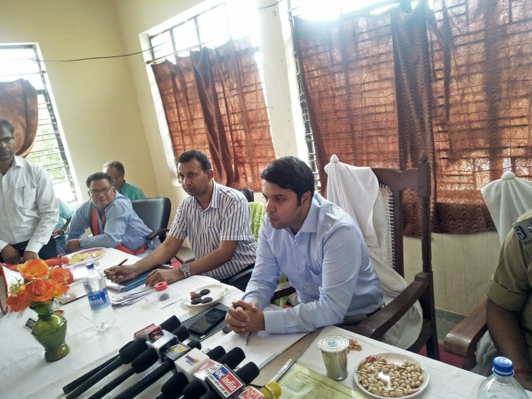 सम्पूर्ण समाधान दिवस में जिलाधिकारी अपने पूरे तेवर में थे।