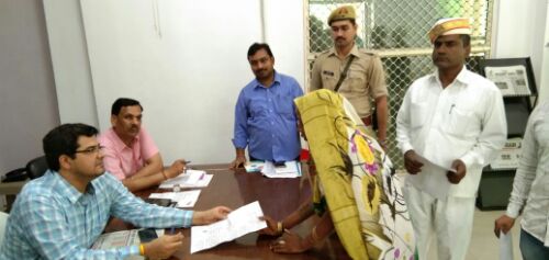 जिलाधिकारी शम्भू कुमार ने सुबह 9 बजे से कलेक्ट्रेट परिसर में किया जनसुनवाई करते