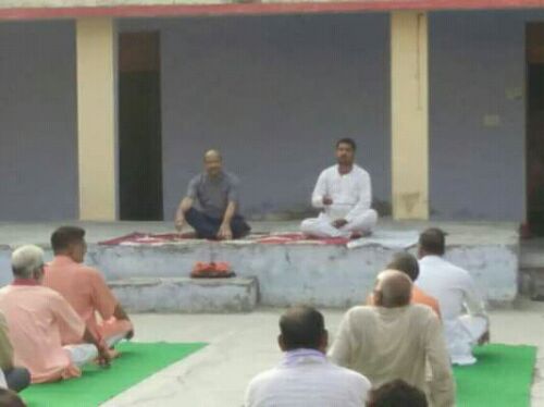 बहराइच अंतर्राष्ट्रीय योग दिवस के अवसर पर राजकीय इंटर कॉलेज में मुख्य अतिथि रहे महसी विधानसभा विधायक सुरेश्वर सिंह।  रिपोर्ट :- पंकज कुमार सिंह।