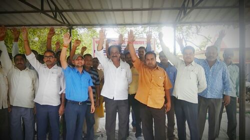 यूपी बहराइच / वन विभाग के कर्मचारी कार्य बहिष्कार,, हड़ताल कर बैठे धरने पर...नसीम खान....