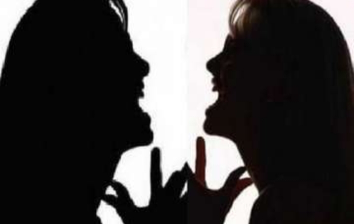 सिपाही के लिए दो महिला कांस्टेबल के बीच चले लाठी-डंडे, मौके से भागा प्रेमी