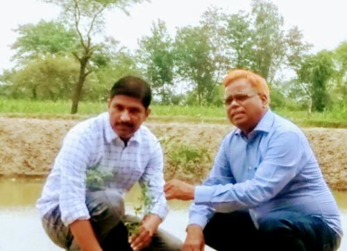 बहराइच नवनिर्मित तालाब के लोकार्पण के अवसर पर वृक्षारोपण करते हुए जरवल ब्लाक प्रमुख मनीष प्रताप सिंह बबलू भैया व खंड विकास अधिकारी राम अवतार।। रिपोर्ट