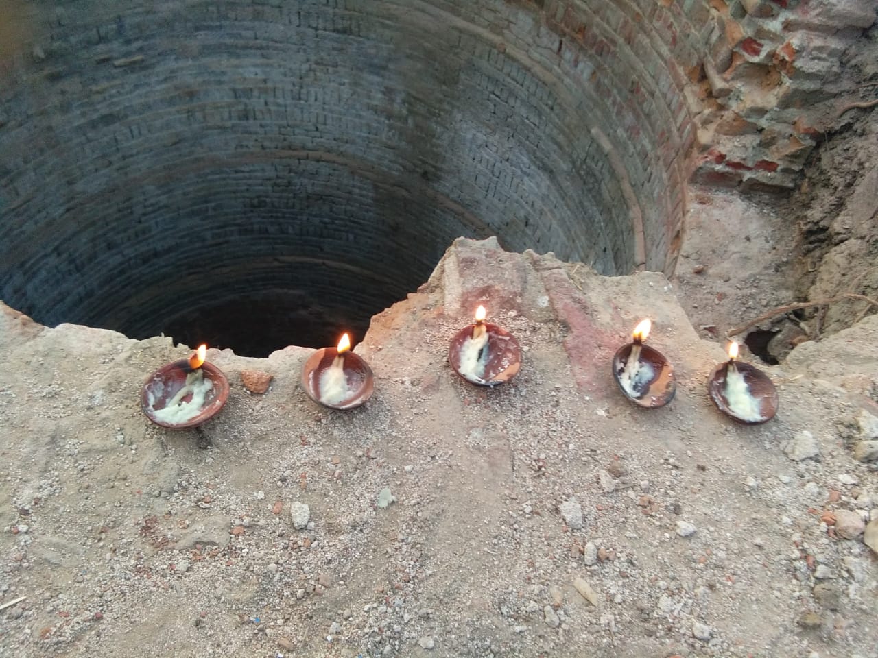 डीएम हीरालाल ने अंधेरे बेजान कूपों  में किया उजाला