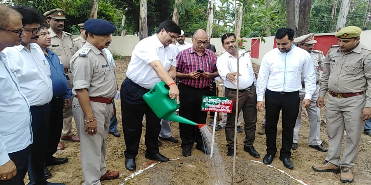 उत्तर प्रदेश शासन संजय आर  रेड्डी ने  प्रभागीय वन अधिकारी कार्यालय परिसर में पौधरोपण कर दिया पेड़ पौधों को बचाने का संदेश