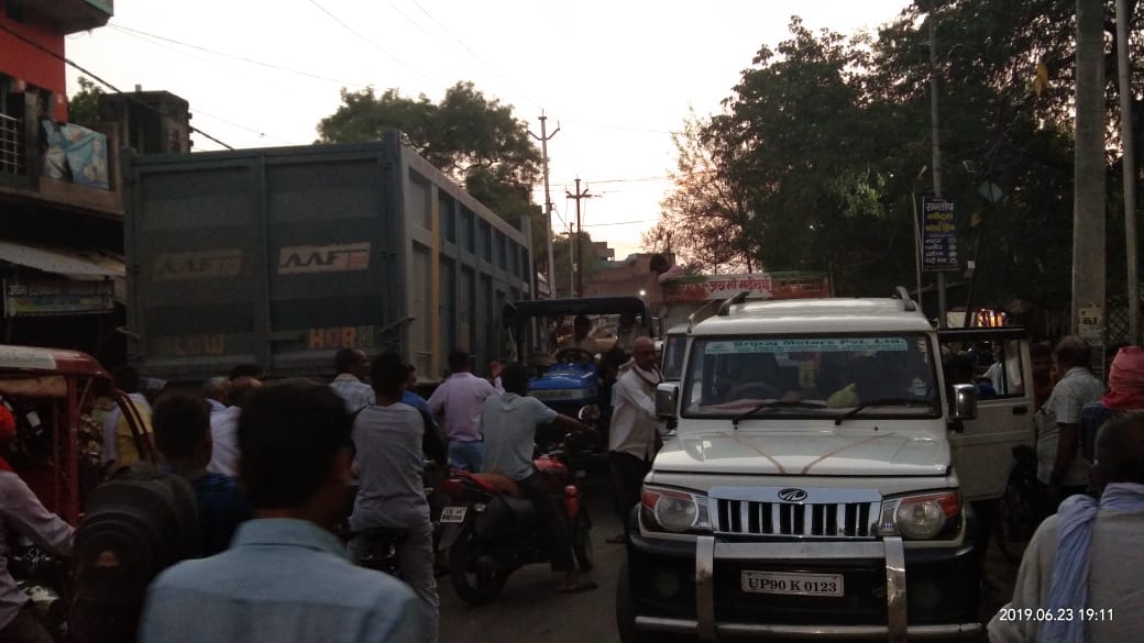 बाँदा, बबेरु में आये दिन लगता है जाम प्रसासन कर रहा है अनदेखी