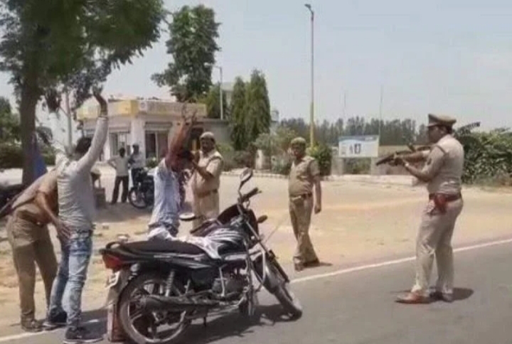  गन प्वाइंट पर पुलिस लोगों की ले रहे तलाशी