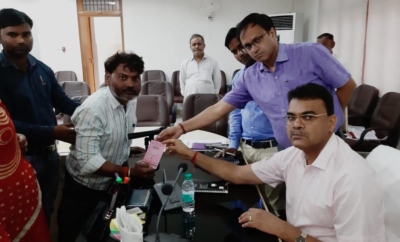 जिलाधिकारी के जनता दरबार में आयी राशन कार्ड की समस्या का हुआ निस्तारण, डीएम ने पात्र को सौंपा राशन कार्ड, डीएसओ रहे मौजूद।