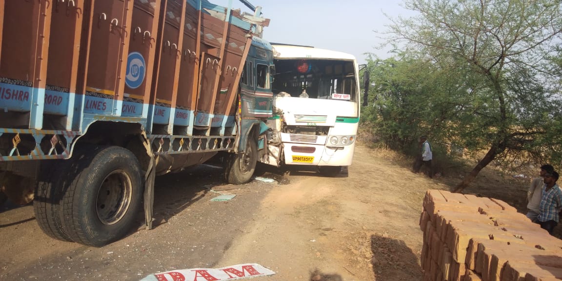 बाँदा, विसंडा में बस व ट्रक की हुई आमने सामने की भिड़ंत से चार लोग हुए बुरी तरह घायल