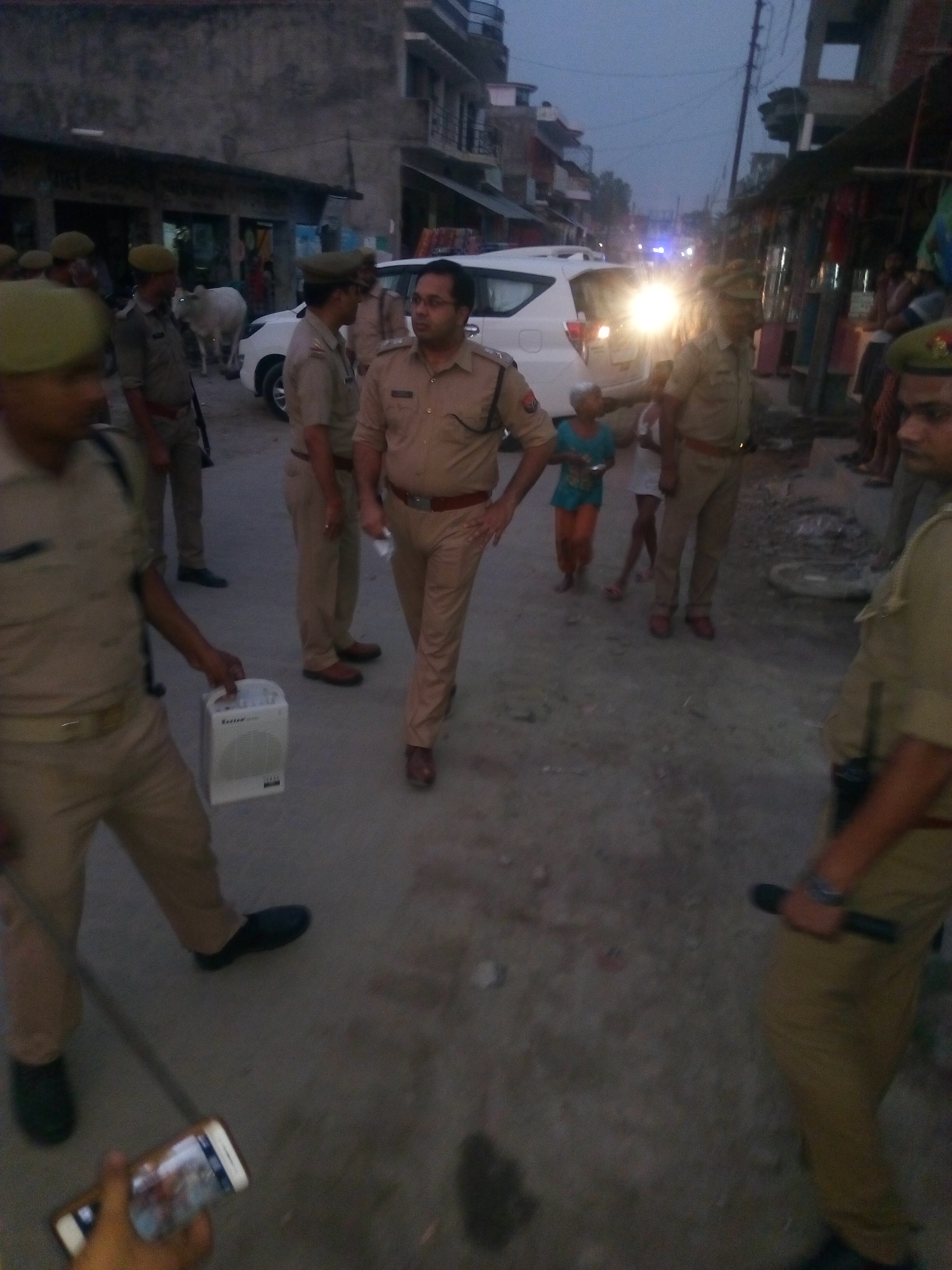 बहराइच* *जनपद बहराइच के थाना फखरपुर में पुलिस अधीक्षक द्वारा किया गया पैदल गस्त* *रिपोर्ट :-दीपक कुमार*