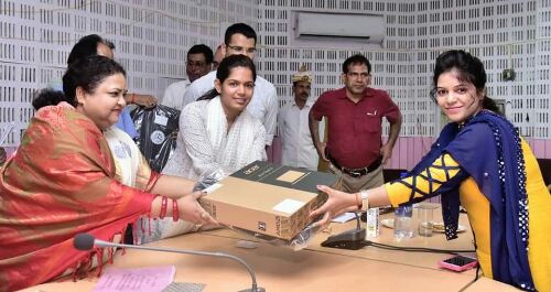 लेखपालों को किया लैपटॉप का वितरण - श्रीमती अनुपमा जायसवाल ।।।नसीम खान।।।