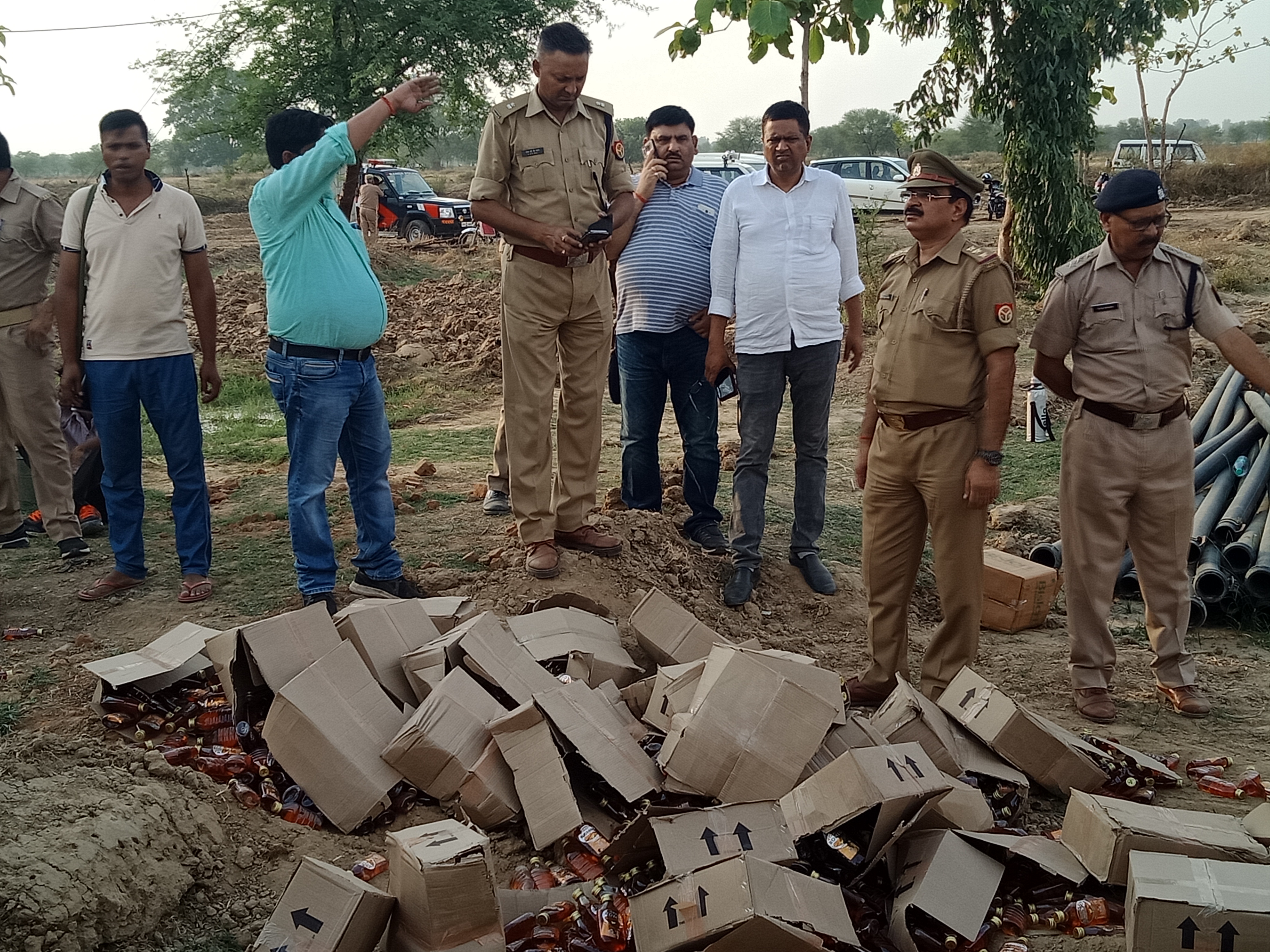 बबेरू के कोर्राम ग्राम में मुखबिर की सूचना पर लगभग 1200 पेटी पकड़ी गई अवैध शराब
