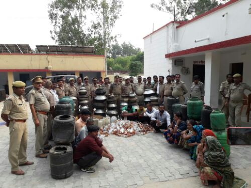 बहराइच के थाना मोतीपुर क्षेत्र में150 लीटर अवैध शराब के साथ 9 अभियुक्त गिरफ्तार।।  रिपोर्ट :- पंकज कुमार सिंह।