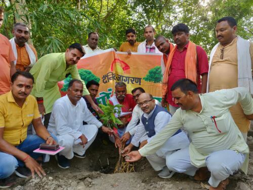 बहराइच पेड़ पौधों की सुरक्षा हम सबकी जिम्मेदारी-महसी विधायक सुरेश्वर सिंह।   रिपोर्ट :- पंकज कुमार सिंह। 