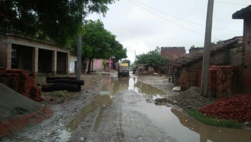 बहराइच नंदवल गाँव में जल भराव से आना जाना हुआ दुशवार। रिपोर्ट // चंद्रसेन सिंह।
