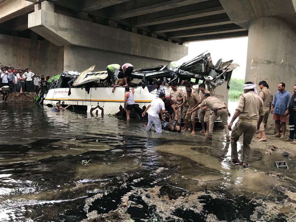भीषण हादसा: यमुना एक्सप्रेस-वे पर पुल से नीचे गिरी बस, 29 की मौत- जांच के आदेश